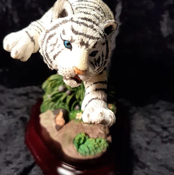 WHITETIGER　VINTAGE Vintage Framed White Tiger Print on Canvas Wall Hanging Picture 19x15\" |  eBay